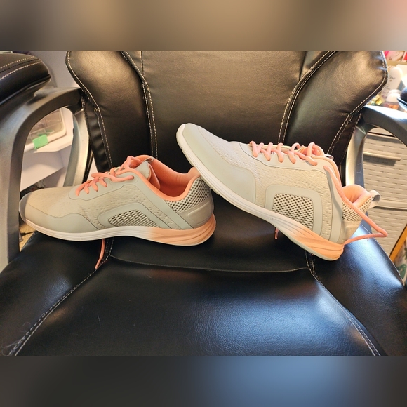 Vionic size 10shoes - Picture 5 of 5